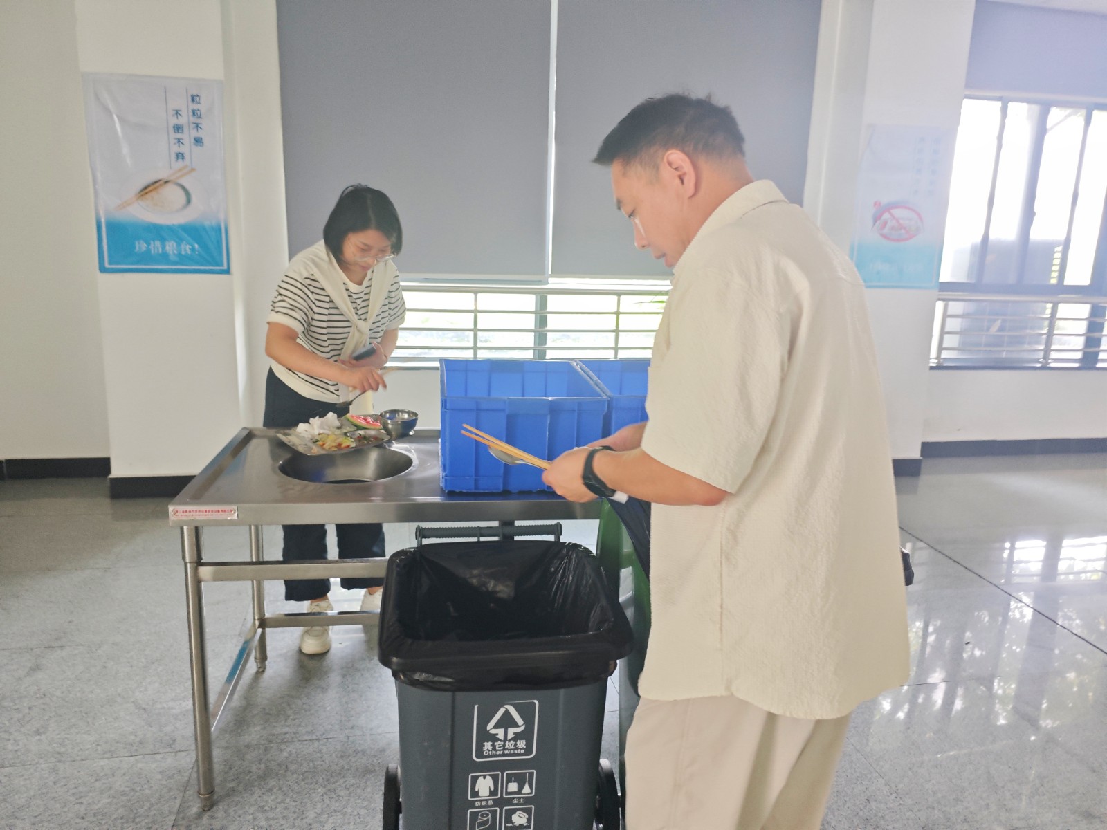 信安航運(yùn)公司開(kāi)展“分類(lèi)新‘食尚’ 環(huán)保無(wú)‘?！纭敝黝}活動(dòng)